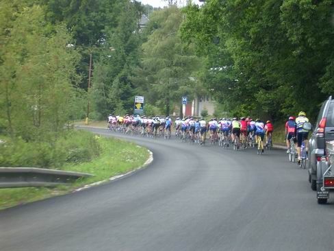 Peloton na příjezdu do Semil