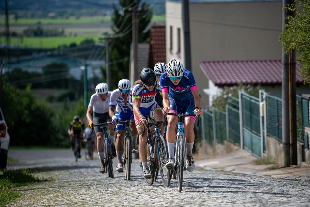 Martin Frýzl ve skupince na kostkách. Foto: Lawi Tour
