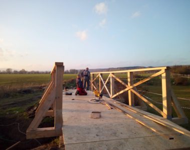 Cyklokrosová trať – stavba mostu