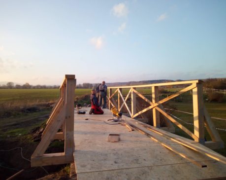 Cyklokrosová trať – stavba mostu
